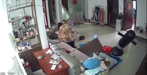 黑客破解家庭网络摄像头监控偷拍早上起来丈夫忙着一边和客户通电话迫不及待和媳妇来一炮